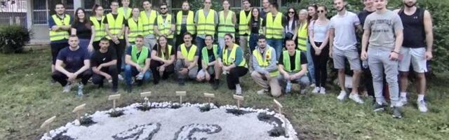 Studenti u blokadi zasadili 16 belih karanfila ispred zgrade Tehničkog fakulteta