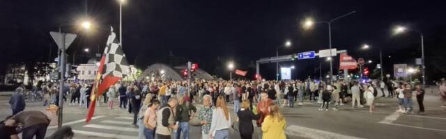Nastavljena HUMANITARNA BLOKADA: Podrška profesorki Rogan i uhapšenom studentu (FOTO)