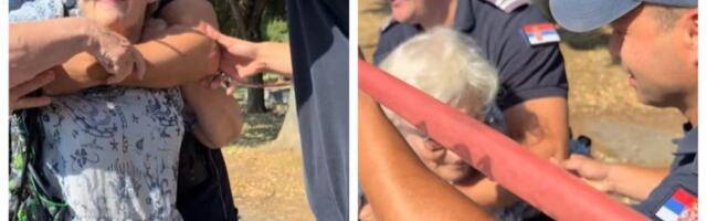 Policija uz osmeh vukla baku (80) tokom protesta građana na beogradskom Savskom keju (VIDEO)