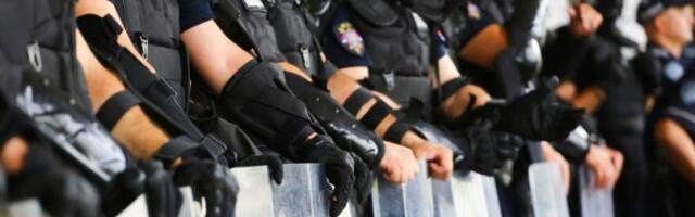 Jake policijske snage u Veterniku zbog dva skupa: SNS-ovci s jedne, a zborovi s druge strane (VIDEO)