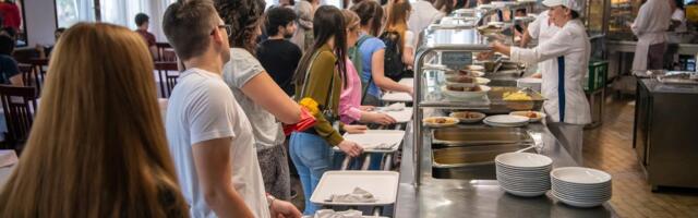 Šta jedu studenti za 120 dinara: U menzi od palačinki, pica i mafina do pečenja, ribe i rižota! Za božićni post posebna ponuda!