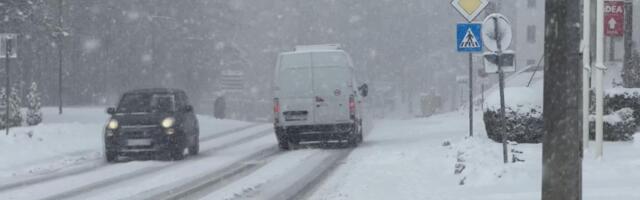 Zimski uslovi vožnje, ne krećite na put bez opreme: Teretna vozila se na izlazu na Batrovcima zadržavaju osam sati