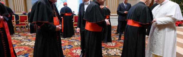 Папа позвао на крај надметања у Ватикану