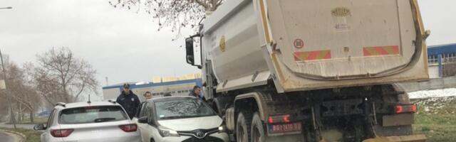 Kamion gurao putničko vozilo Lepeničkim bulevarom, nezgoda ipak bez većih posledica