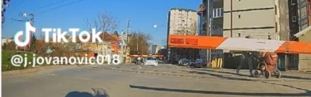 Niš: Majka s kolicima prešla prugu na spuštenoj rampi, voz zaustavljen nekoliko metara dalje (video)