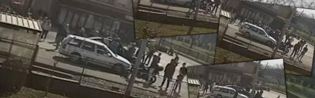 Blokaderi linčuju penzionera - Pogledajte skandalozni video: Skaču po haubi, urlaju (VIDEO)