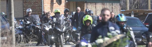 KOLONA BAJKERA STIGLA NA SAHRANU: Odzvanjaju jecaji u Brestaču, sve je stalo kada su se pojavili sa predmetom koji je pripadao Draganu Laziću (VIDEO)