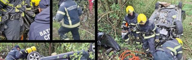 JEZIVA NESREĆA NA PUTU KRAGUJEVAC-JAGODINA! Auto sleteo s puta, vozača iz smrskanog vozila izvlačili spasioci! (FOTO)