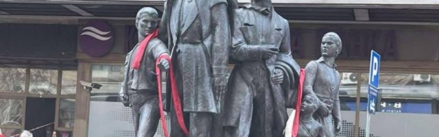 VRAĆA SE SIMBOL TERAZIJA - Sima Igumanov sa siročićima! Vesić: DANAS OVU SKULPTURU POSTAVLJAMO GDE PRIPADA! Foto
