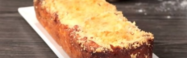 OVO MORATE DA PROBATE! Preliveni kolač sa jabukama, kruškama i hrskavim biskvitom /VIDEO/