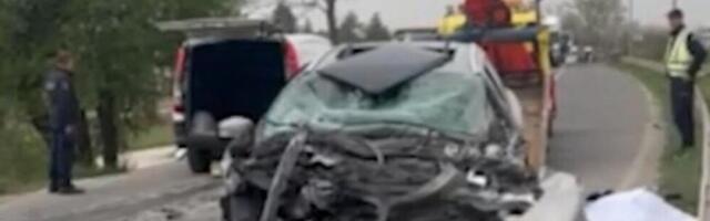 Fotografije udesa kod Kraljeva! Automobil se zakucao u autobus, jedan mrtav