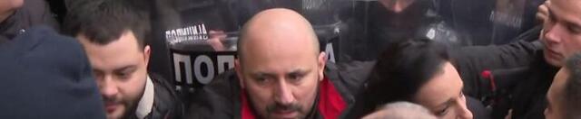 Trenutak kad je došlo do koškanja policije i opozicionih poslanika ispred suda (VIDEO)