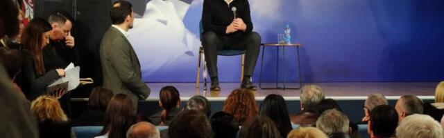 "PROGRAM STANOVA ZA MLADE JE NADA ZA SRBIJU"! Vučić razgovarao sa narodom u Molu!