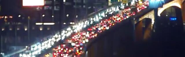 GUŽVE NA SVE STRANE U BEOGRADU Na ovim deonicama saobraćaj stoji, vozila ne mrdaju! Kilometarske kolone na glavnim putnim pravcima, tražite alternativu (foto)