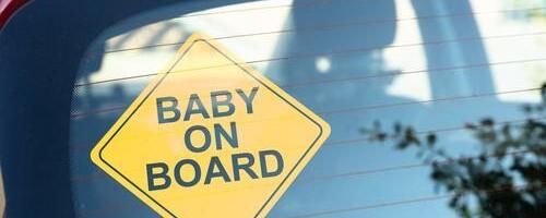 Da li znate čemu zaista služe tanke linije na zadnjem staklu automobila? Mnogi misle da su dekoracija, a nisu svesni koliko važnu ulogu imaju