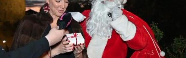 PREKINUT NASTUP GOGE SEKULIĆ U BARU: Doživela šok kad joj je Deda Mraz uručio poklon za Novu godinu