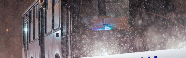 AUTOBUS SLETEO SA PUTA KOD DOBANOVACA: Završio u kanalu, vozač drugog autobusa odmah stao da pomogne (VIDEO)