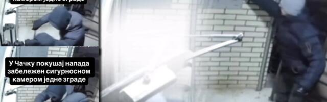 Horor u Čačku: Mladić bežao, molio za pomoć na interfonu, a onda su stigli napadači (VIDEO)