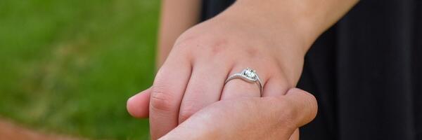 Fudbaler zaprosio devojku posle meča, pa tri dana kasnije raskinuo sa njom (VIDEO)