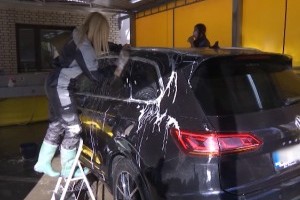 Жена може добро да изгледа и да добро опере ауто