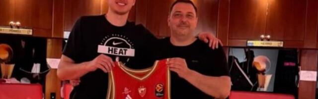 Nikola Jović podigao dres Crvene zvezde sa svojim brojem: "Nikada nije krio..."