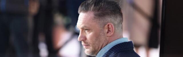 "Ove fotografije u rečnik pored pojma 'tatino telo'": Tom Hardi go do struka izmamio uzdahe širom sveta (foto)
