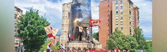 Гимназијалци с тробојкама на Тргу кнеза Лазара