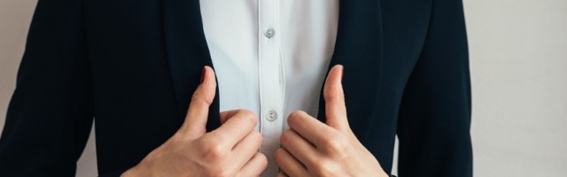 Ful komadi: Bela košulja, dobra torba i elegantna jakna