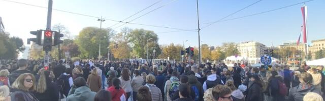 Podrška za Dijanu Hrku ispred Skupštine (FOTO/VIDEO)