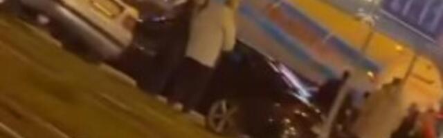 Težak lančani sudar kod tržnog centra na Novom Beogradu: Na licu mesta je Hitna pomoć! (VIDEO)