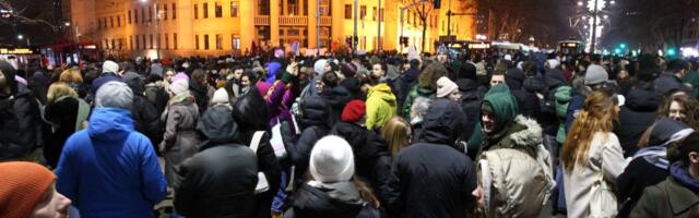 STUDENTI BLOKADERI ORGANIZUJU "HUMANITARNI" BAZAR, A NOVAC ĆE IPAK UZETI ZA SEBE?! Prodavaće svoje bedževe i čestitke, to im je glavna preokupacija!