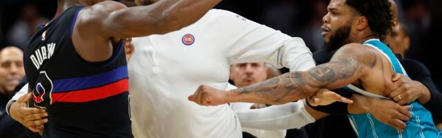 Haos na NBA parketu! Tuča u Detroitu - četvorica igrača i trener izbačeni, reagovala i policija