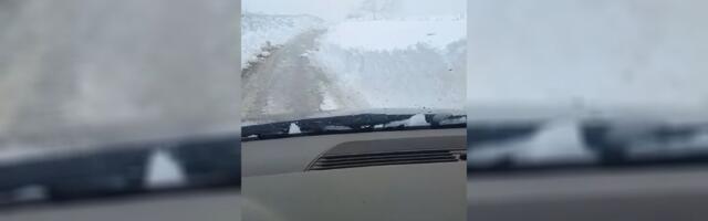 Neverovatne zimske slike iz sela Polom: Snežni nanosi viši od metra, meštani se jedva probijaju do kuća