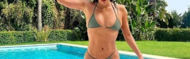 NE MOŽETE DA NE ZADRHTITE: Glumica u 51. godina jaka kao ZMAJ, u izazovnom mini bikiniju pokazala "šta ima"