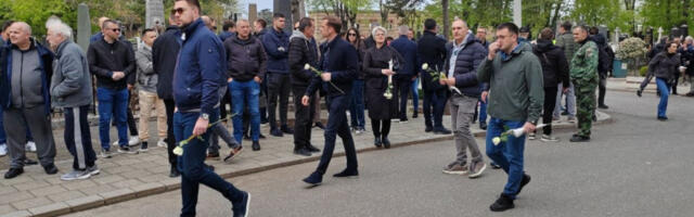 NAVIJAČI PREPLAVILI GROBLJE! Jedan detalj sa sahrane Duška Vujoševića će vam zapasti za oko (VIDEO)