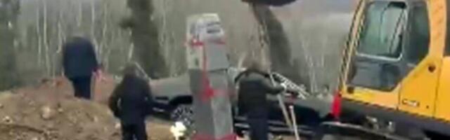BIZARAN PRIZOR SA SAHRANE ŠOKIRAO SVET: Bogataš sahranjen uz neobičnu stvar, ljudi gledaju i krste se (VIDEO)