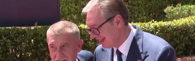 Babiš prekinuo Vučića usred obraćanja! Prišao mu s leđa, dobacio jednu rečenicu i nasmejao sve (FOTO)