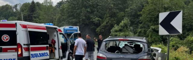 SRBI POVREĐENI U SAOBRAĆAJKI KOD KOLAŠINA? Sudarili se kamion i automobil, povređeni hitno prevezeni u bolnicu: Saobraćaj se odvija naizmenično! (FOTO)