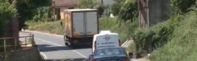 Oštećen most u Surčinu, obustavljen saobraćaj