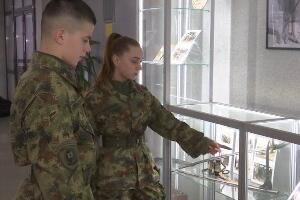 Везана коса, затегнуте пертле на чизмама - девојке у војсци разбијају предрасуде