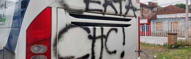 Više desetina Čačana privedeno na informativni razgovor u sklopu istrage o pisanju grafita na autobusima “Autoprevoza“