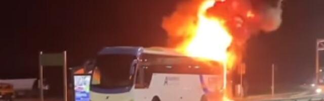 Zapalio se autobus u Beogradu (VIDEO)