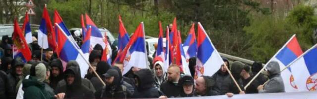 ODNAROĐENI DELOVI POLICIJE POD PUNOM PRATNjOM ISPRAĆAJU LAŽNE BICIKLISTE U STRAZBUR, DOK JUNACI SA KOSOVA I METOHIJE KORAČAJU BEZ ZAŠTITE I