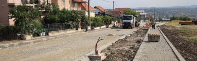 Asfaltiranjem Ulice Šestog puka nastavlja se uređenje saobraćajnica na Deninom brdu (FOTO)
