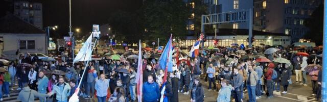 Sećanje i pobuna i posle 11 meseci: Studenti i građani Kragujevca odali počast žrtvama novosadske tragedije  (FOTO)
