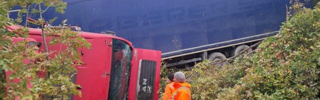 Kamion sleteo s puta, vozač zarobljen 17 sati – spašen zahvaljujući radnicima