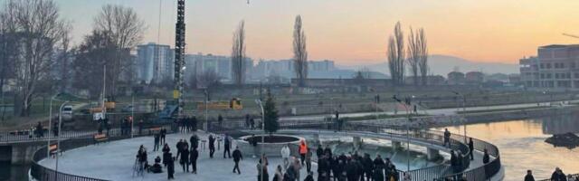 Kosovska Mitrovica: Prvo svečano otvaranje pa poziv na osvetljavanje „Aljbinovog mosta“