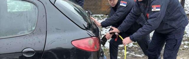 Dete od godinu i po dana ostalo zaključano u automobilu, spasili ga kragujevački vatrogasci