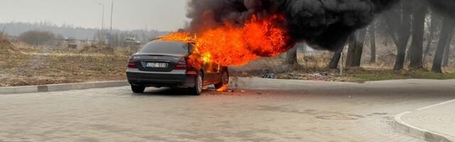 Brat zapalio automobile jer se vode na sestru, a ne na njega (FOTO)