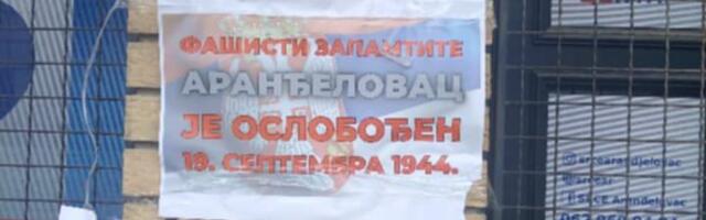 Na prostorije stranke Srbija centar u Aranđlovcu zalepljen plakat sa porukom – fašisti